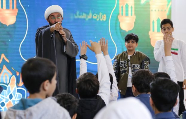 جشن تکلیف جذاب دانش‌آموزان در نمایشگاه قرآن/ اجرای اسندآپ و کمدی‌های امیدافرین در غرفه «دهه هشتادی‌ها»