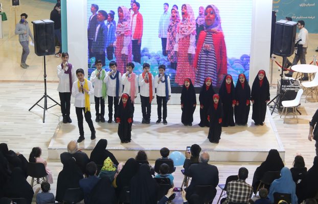 اجرای سرود «ذکر جهانی» توسط نونهالان «نجم‌الثاقب» در نمایشگاه قرآن
